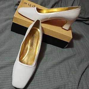 White leather satin pump dyeable 10M